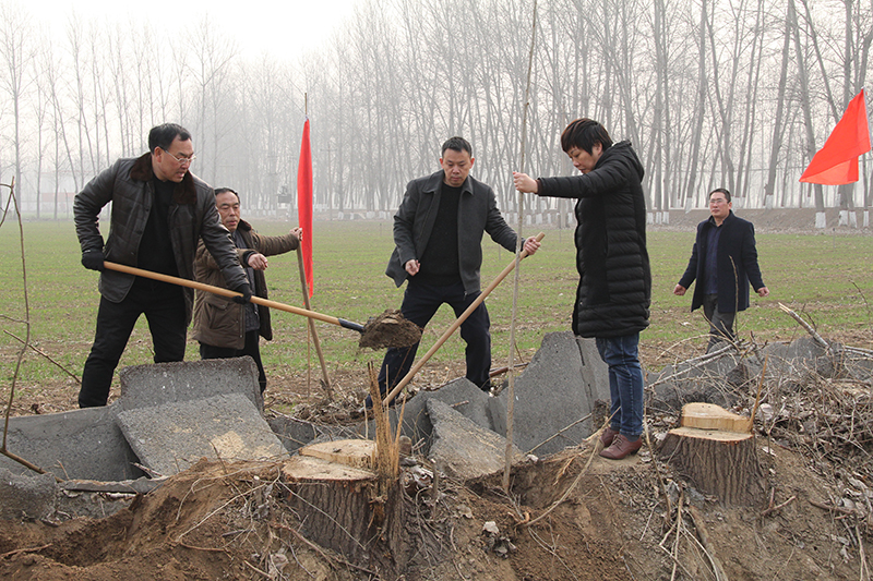 博農(nóng)集團(tuán)領(lǐng)導(dǎo)、基層黨政負(fù)責(zé)人等同志積極參加植樹活動(dòng)
